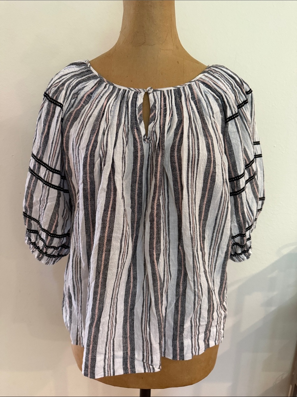 Tyler Boe sz S Cotton Striped Peasant Top in White and Gray pink great cond